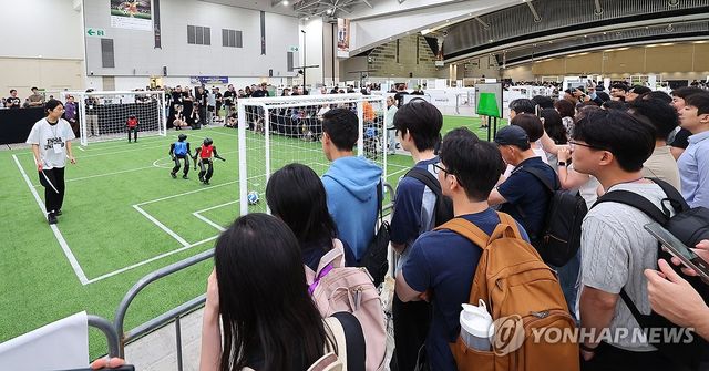 로봇축구 관람하는 시민들