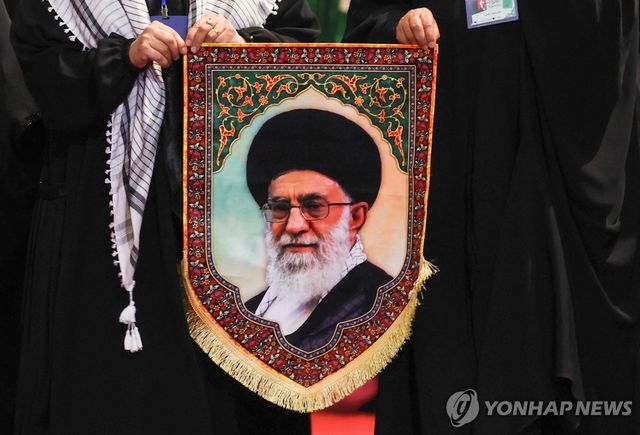 아야톨라 알리 하메네이의 영정