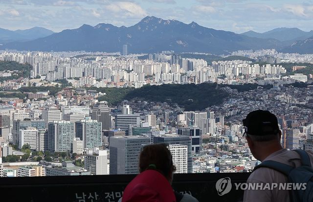 서울 남산에서 바라본 강북 지역 아파트 등 건축물들