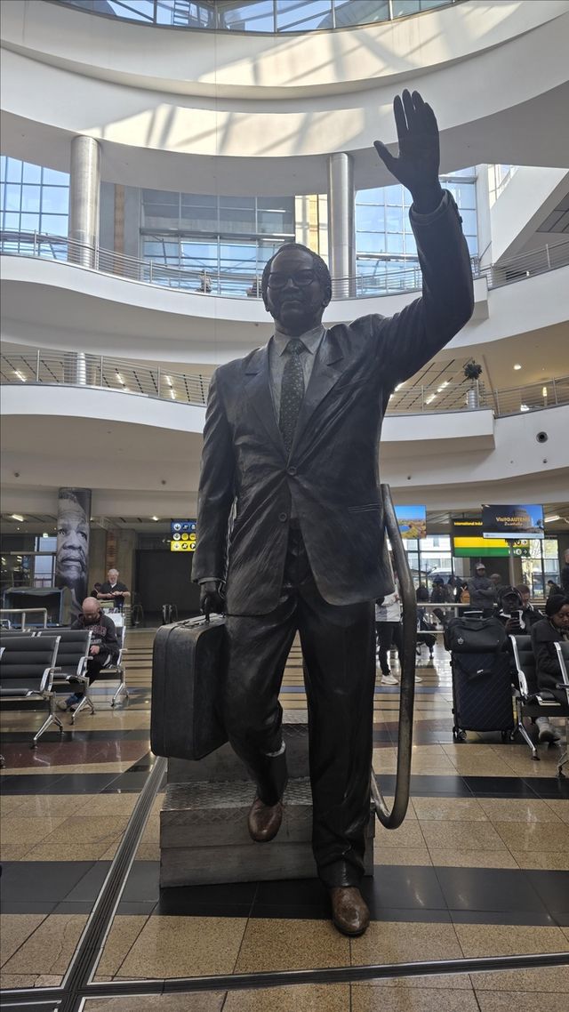남아프리카공화국 요하네스버그 인근 OR탐보 국제공항 출국장에 세워진 올리버 레지널드 탐보 전 아프리카 민족회의(ANC) 총재의 동상 [촬영 나확진]