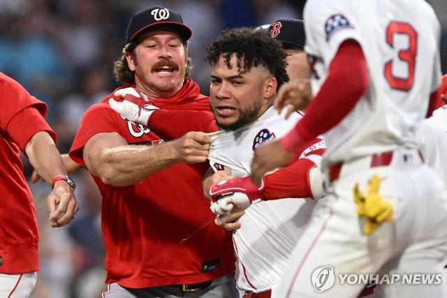 MLB 보스턴과 워싱턴 경기서 벌어진 몸싸움. 가운데가 콘트레라스 