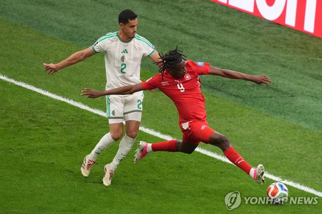 돌파하는 스위스의 요한 만잠비