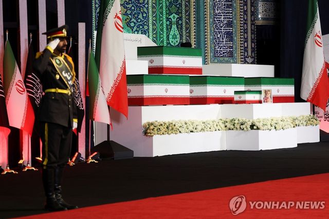 테헤란 이맘호메이니 모살라에 안치된 아야톨라 알리 하메네이와 그의 가족 관