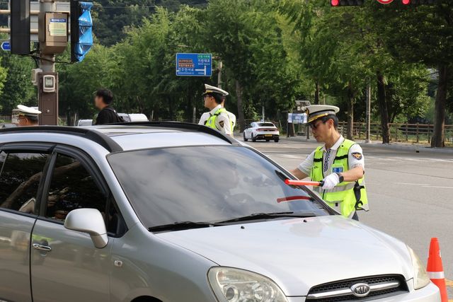 아침시간대 음주운전 단속하는 경찰