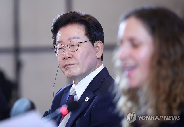 칠레 산업협회장 발언 듣는 이재명 대통령