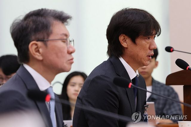 답변하는 홍명보 전 축구대표팀 감독