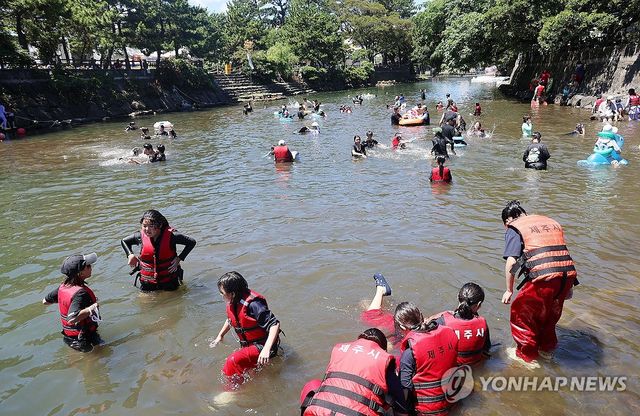 "얼음물처럼 시원해요"…제주 월대천 축제