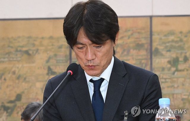 의원 질의에 답하는 홍명보 전 축구대표팀 감독