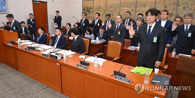 증인 선서하는 홍명보 전 축구대표팀 감독