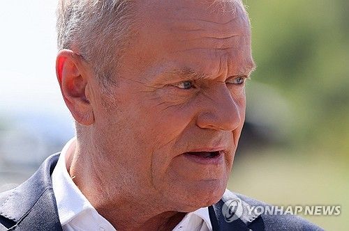 30일 폴란드 동부의 미사일 낙하 현장을 방문한 투스크 폴란드 총리 [로이터 연합뉴스 자료사진. 재판매 및 DB 금지] 