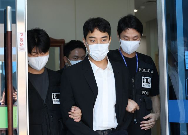 청사 빠져나오는 최영중