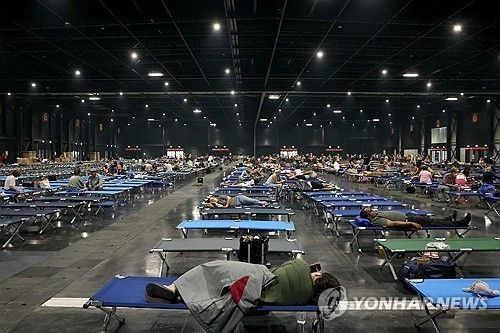 산불 피해 대피한 프랑스 남서부 주민들