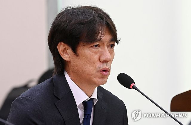 질의 답하는 홍명보 전 감독