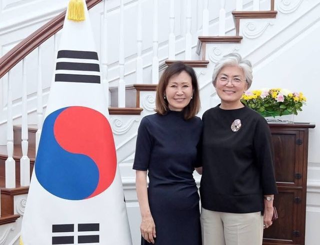 강경화 주미대사(오른쪽)와 미셸 스틸 주한미대사 