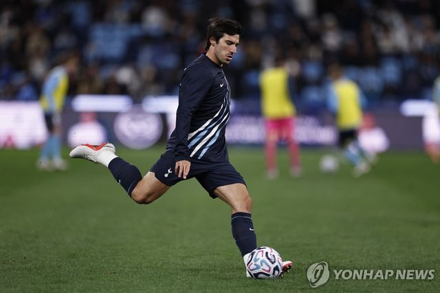 토트넘 친선경기 앞두고 몸 푸는 미드필더 산드로 토날리