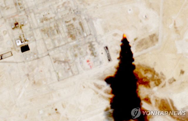 지난 27일 사우디아라비아 동부의 한 석유 시설에서 연기가 치솟는 위성 사진 [로이터=연합뉴스 자료사진. 재판매 및 DB 금지. Courtesy European Union/Copernicus Sentinel-2/Handout via REUTERS THIS IMAGE HAS BEEN SUPPLIED BY A THIRD PARTY. MANDATORY CREDIT]