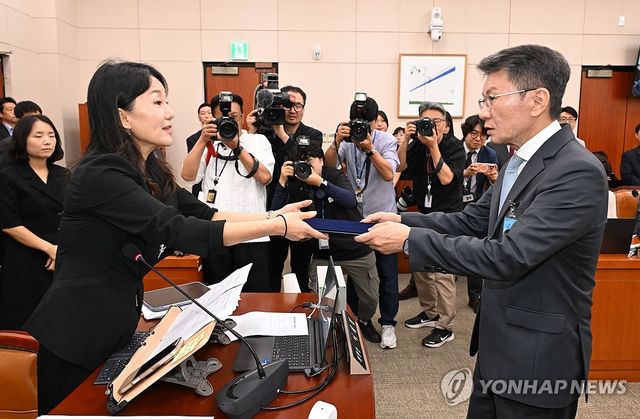 선서문 제출하는 정몽규 전 대한축구협회장