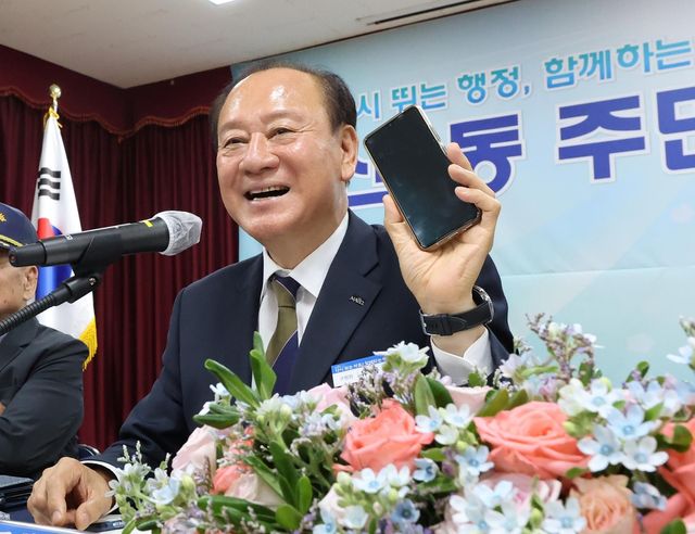 신수동 주민과의 대화현장에서 '바로바로 소통폰'을 들어보이는 유동균 구청장