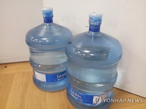 대용량 먹는샘물. [촬영 안철수]