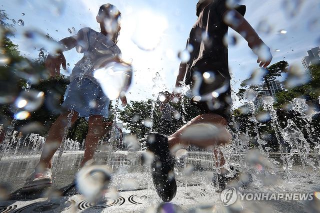 '쉼 없는 폭염 즐거운 동심'