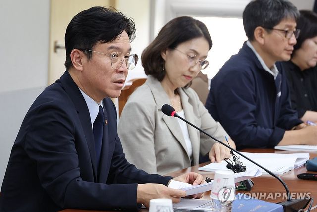고용동향 점검회의 주재하는 김영훈 노동부 장관