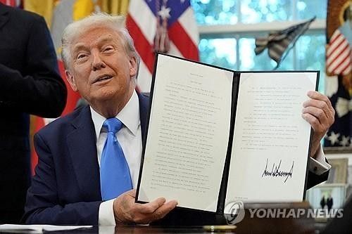 작년 9월 H-1B 비자 수수료 인상 포고문에 서명한 트럼프
