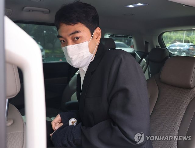 영장 심사 마치고 나오는 최영중
