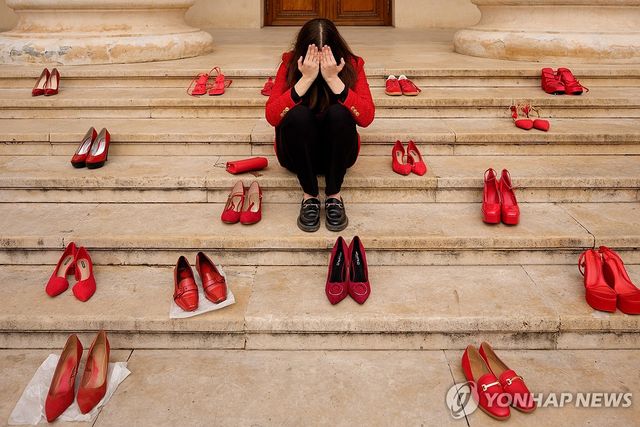 '빨간구두 연대'…루마니아 가정폭력 반대 캠페인