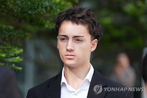 싱가포르 음료 자판기 빨대로 장난친 프랑스 10대