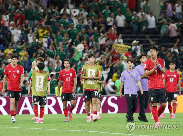 '박수는 치지만…'