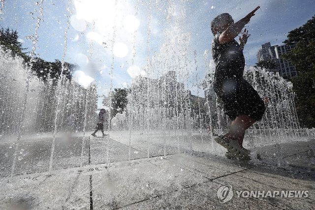 '폭염 즐기는 동심'