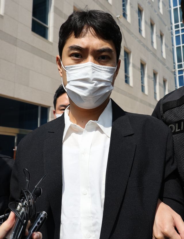 카메라 응시하는 최영중