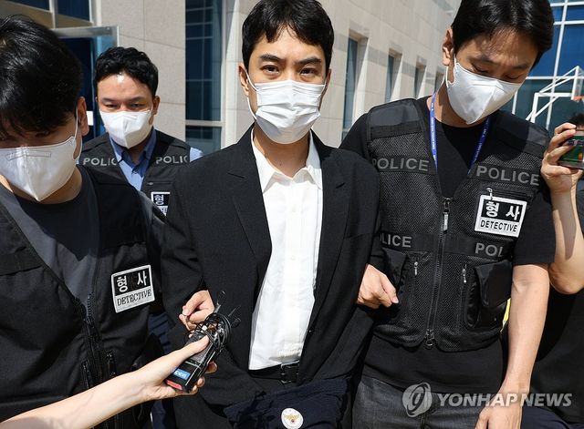 영장 심사 마치고 나오는 최영중