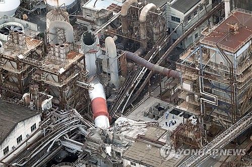 부러진 일본제지 공장 굴뚝