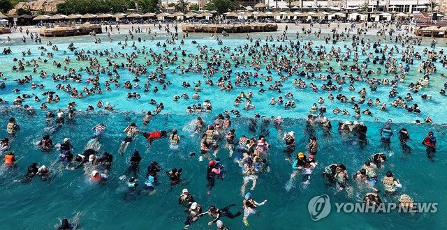 폭염 속 물놀이장 인파