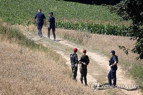 미사일이 낙하한 폴란드 동부 루블린 지역의 한 농경지 [로이터=연합뉴스. 재판매 및 DB 금지] 