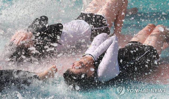 물벼락 맞으며 더위 싹~