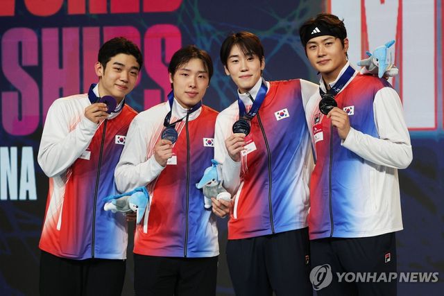 남자 사브르 단체전 은메달 획득한 오상욱(오른쪽부터), 도경동, 박상원, 황희근[로이터=연합뉴스]
