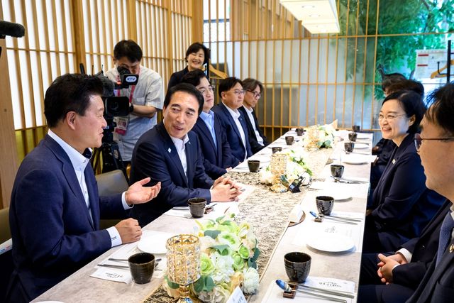 국무총리 주재 충청권 간담회에서 현안 건의하는 신용한(맨 왼쪽) 충북지사