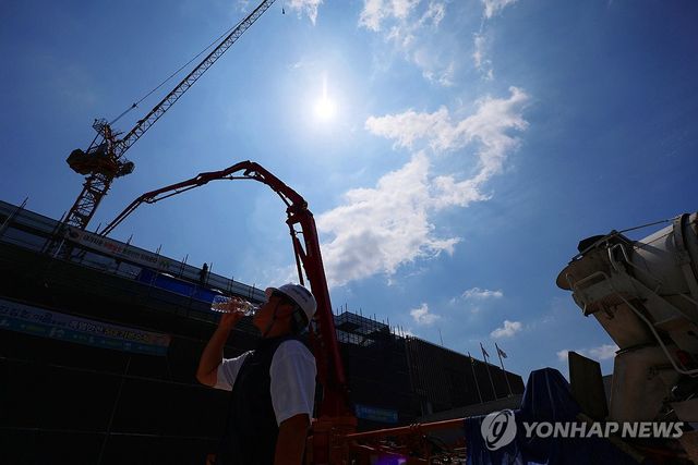 '극한더위와 사투 벌이는 건설 현장' ※ 위 사진은 기사와 직접적인 연관이 없습니다.