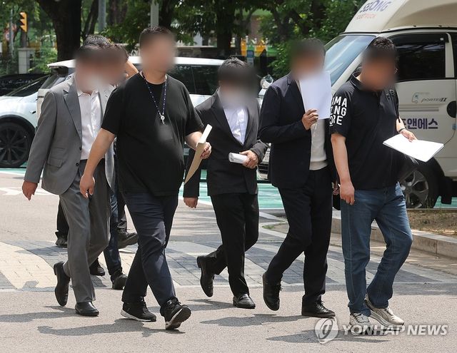 '주가조작 패가망신 1호' 피의자들 구속심사 출석