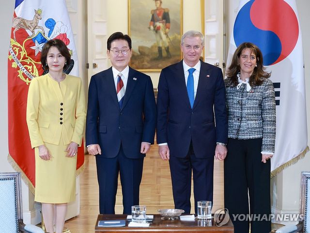 기념 촬영하는 한-칠레 정상 부부