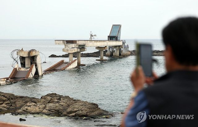 교각과 상판 무너진 보릿돌교