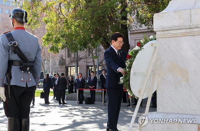 이재명 대통령, 칠레 건국영웅에 헌화