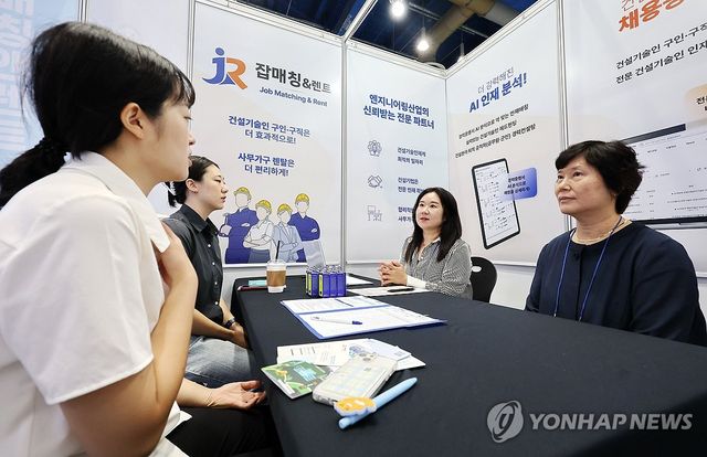 취업 상담하는 구직자들