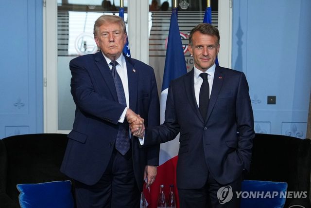 도널드 트럼프 미국 대통령(좌측)과 에마뉘엘 마크롱 프랑스 대통령(우측)