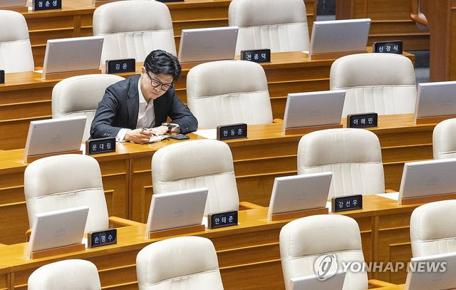 종합특검연장법 무제한 토론 듣는 한동훈 의원