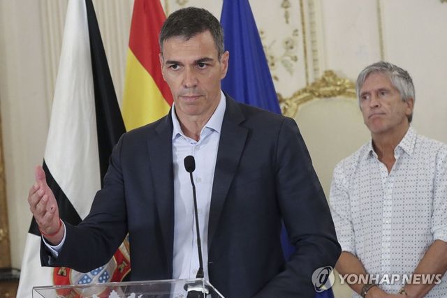 세우타에서 기자회견하는 산체스 총리