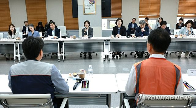 돌봄 노동자 처우개선 및 노·정협의체 운영을 위한 노·정 간담회