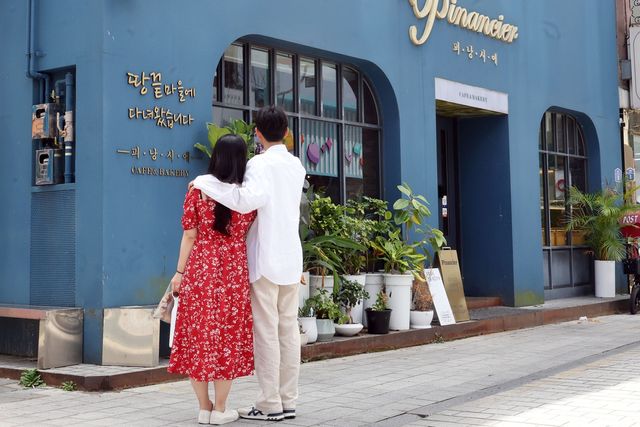 초콜릿 거리에서 기념 촬영하는 연인